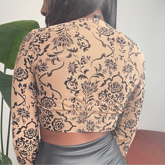 ❌SOLD❌ - 💫 Floral / Paisley Patterned Long Sleeve Crop Top 💫 - Picture 7 of 10